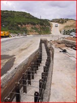 RECONSTRUCCIÓN DEL MURO EN LA CARRETERA DE ACCESO A ROA (BURGOS). HINCA DE CARRILES